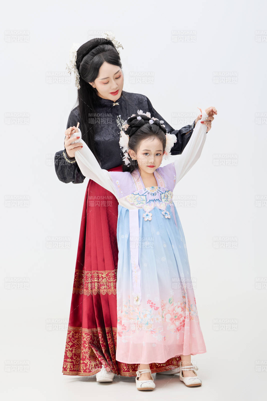 黑色背景下漢服裝扮的中國母女親子人像