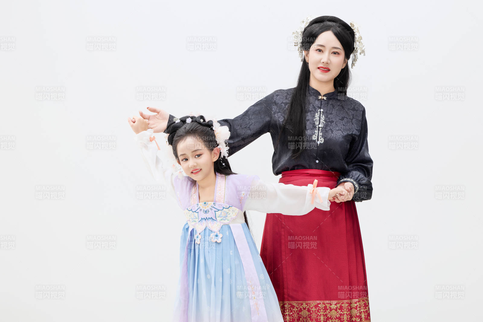 黑色背景下漢服裝扮的中國母女親子人像