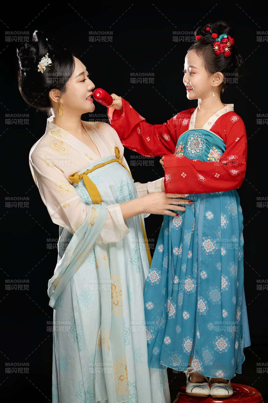 黑色背景下漢服裝扮的中國母女親子人像