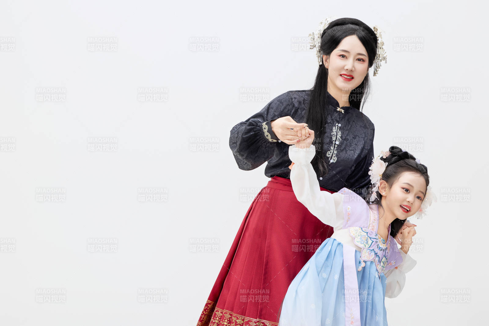 黑色背景下漢服裝扮的中國母女親子人像