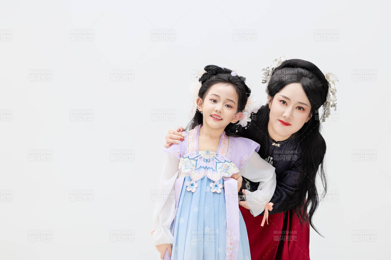 黑色背景下漢服裝扮的中國(guó)母女親子人像