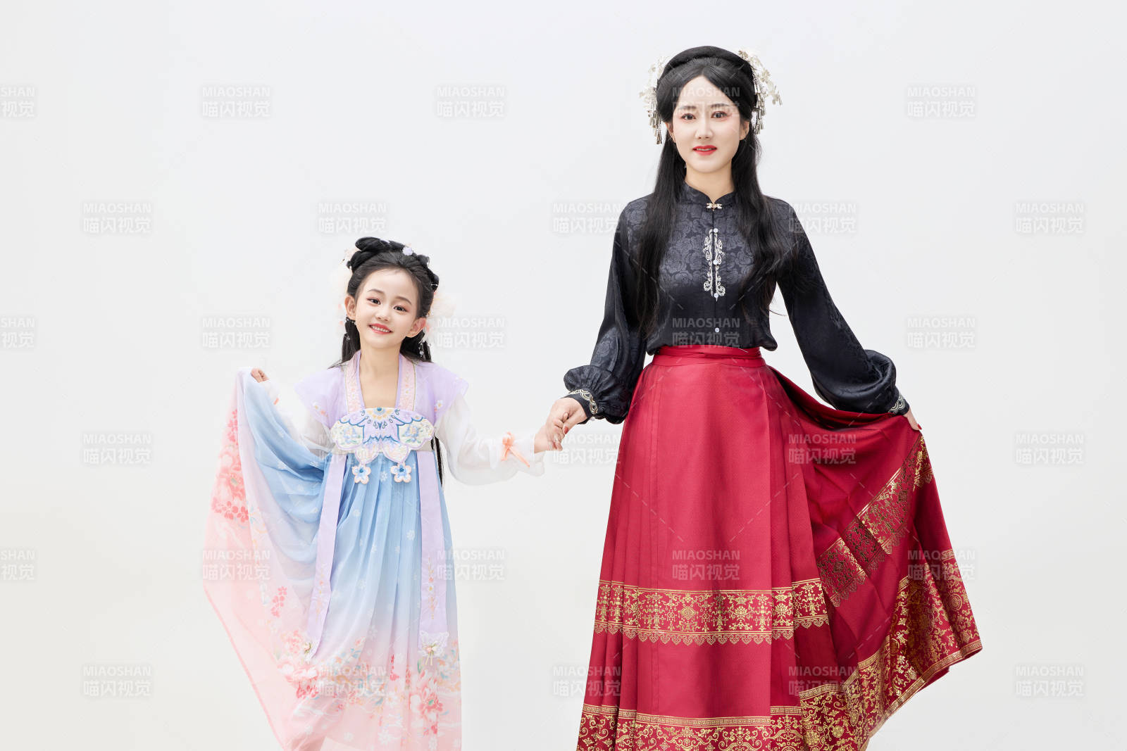 黑色背景下漢服裝扮的中國母女親子人像