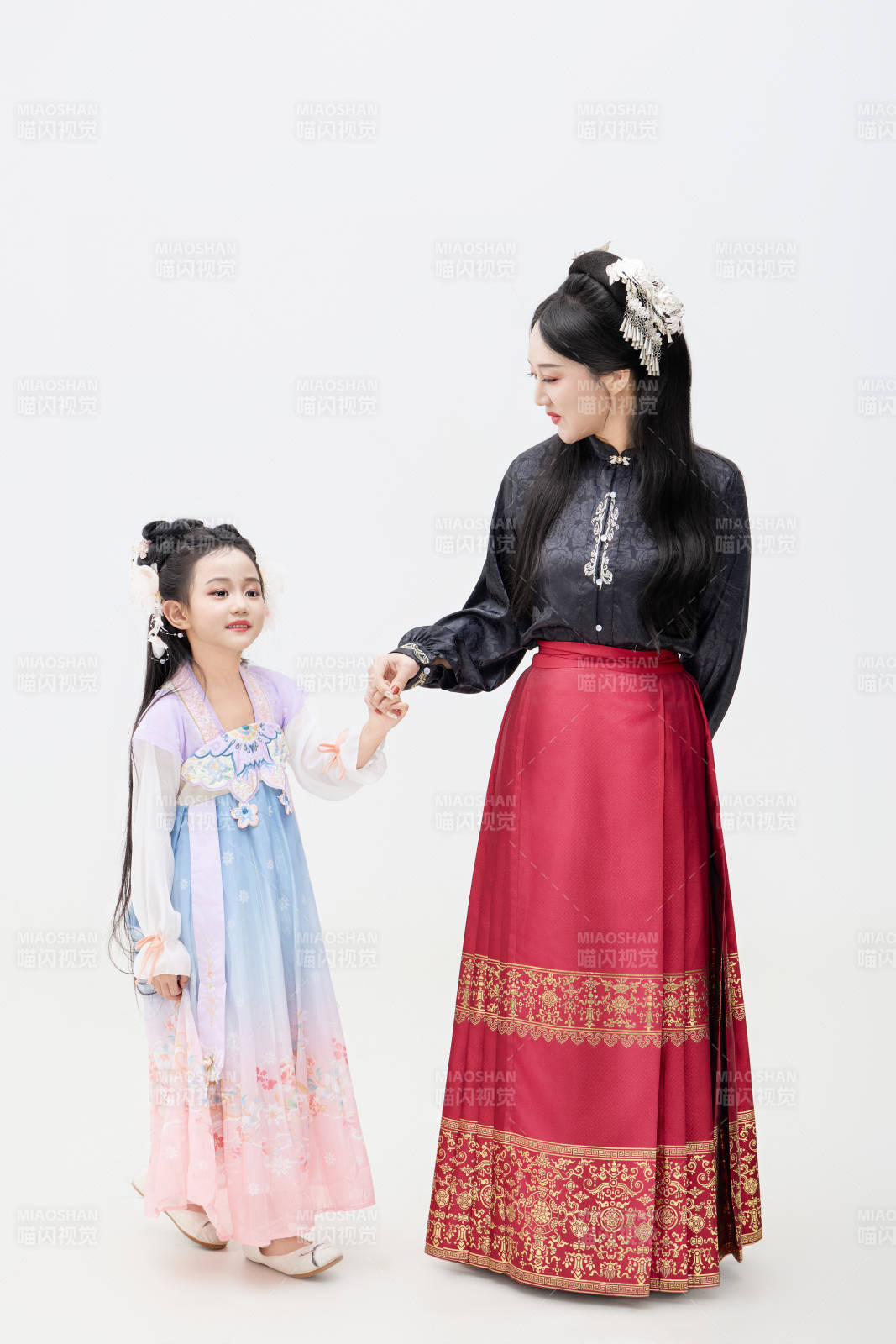 黑色背景下漢服裝扮的中國母女親子人像