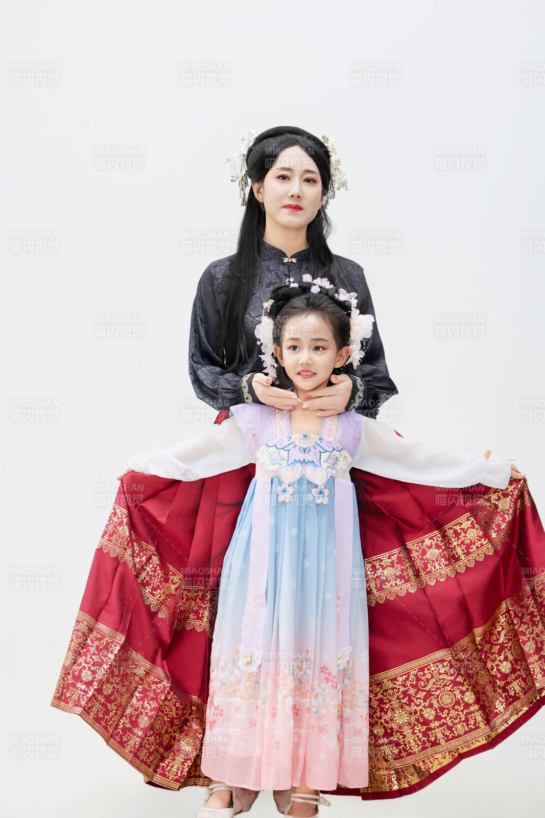 黑色背景下漢服裝扮的中國母女親子人像