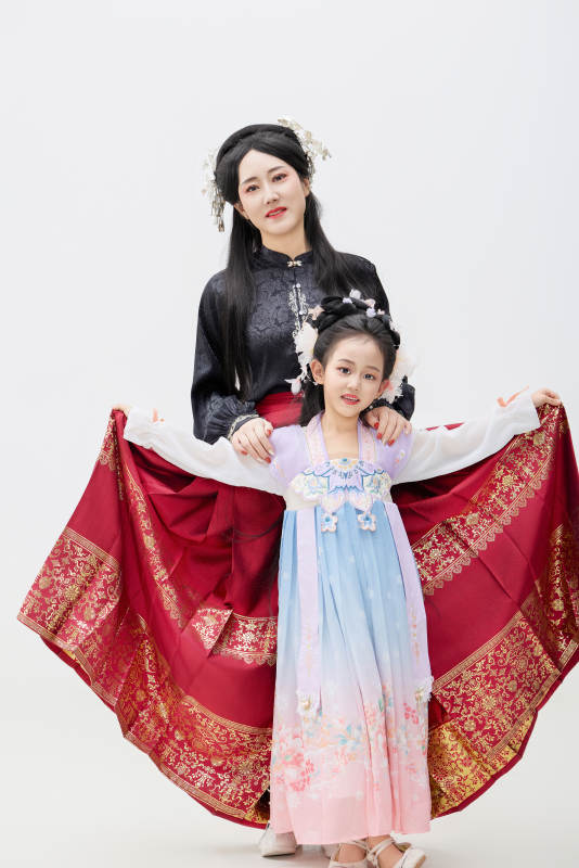 黑色背景下汉服装扮的中国母女亲子人像