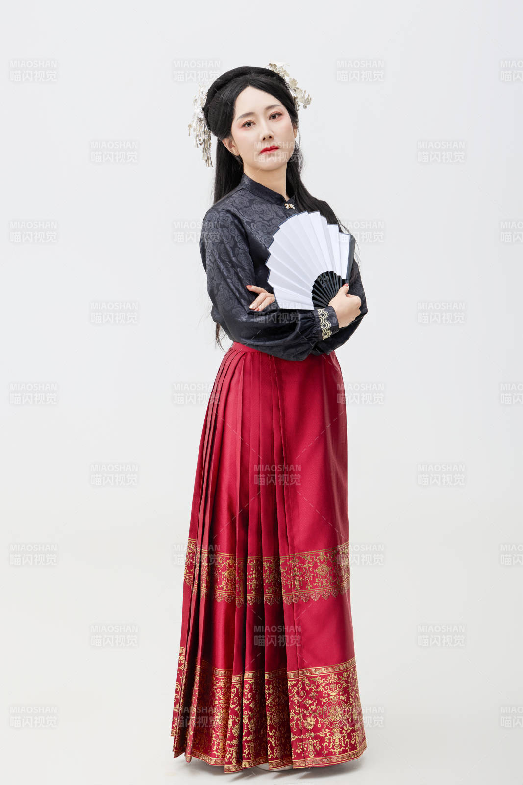 黑色背景下穿着中国明制汉服的中国女性图片