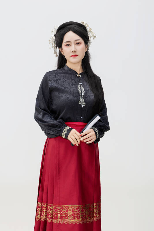 黑色背景下穿着中国明制汉服的中国女性