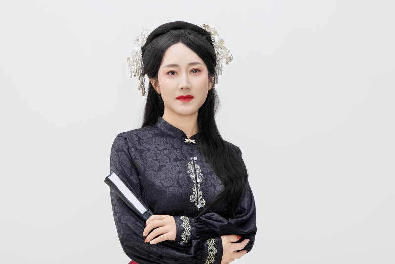 黑色背景下穿着中国明制汉服的中国女性