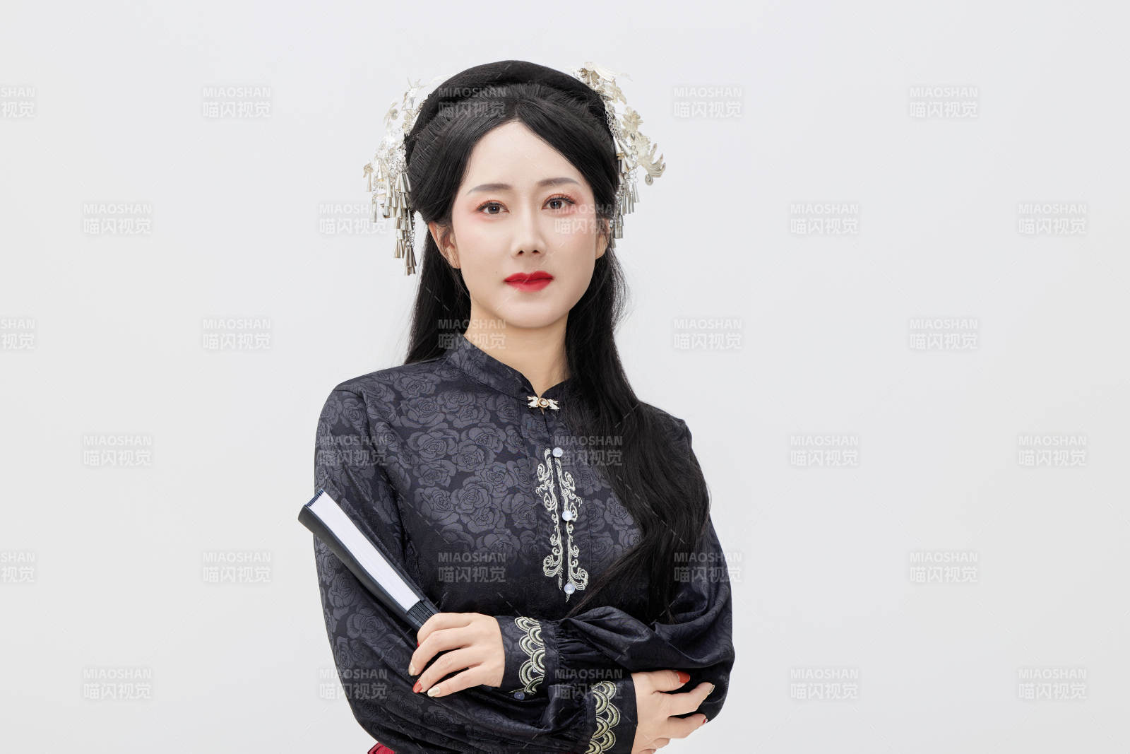 黑色背景下穿着中国明制汉服的中国女性