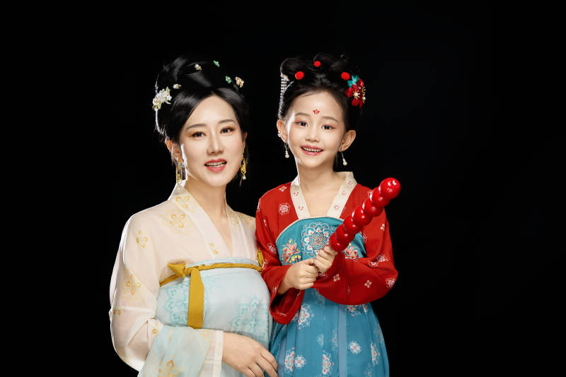 黑色背景下汉服装扮的中国母女亲子人像