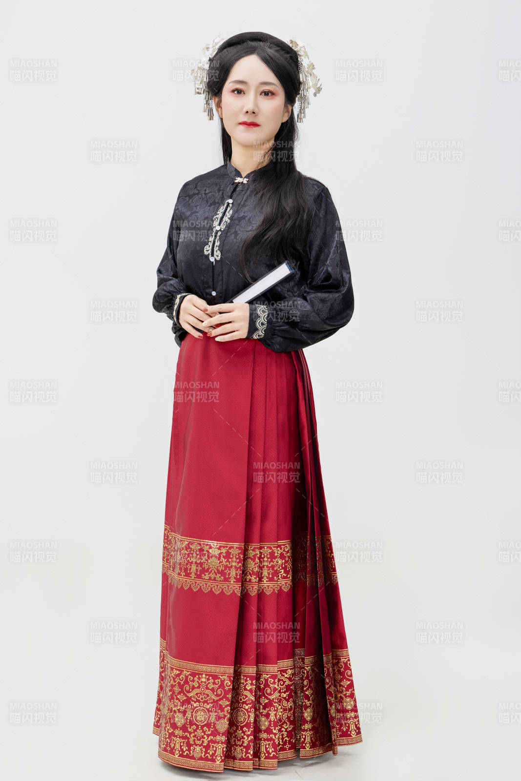 黑色背景下穿著中國(guó)明制漢服的中國(guó)女性