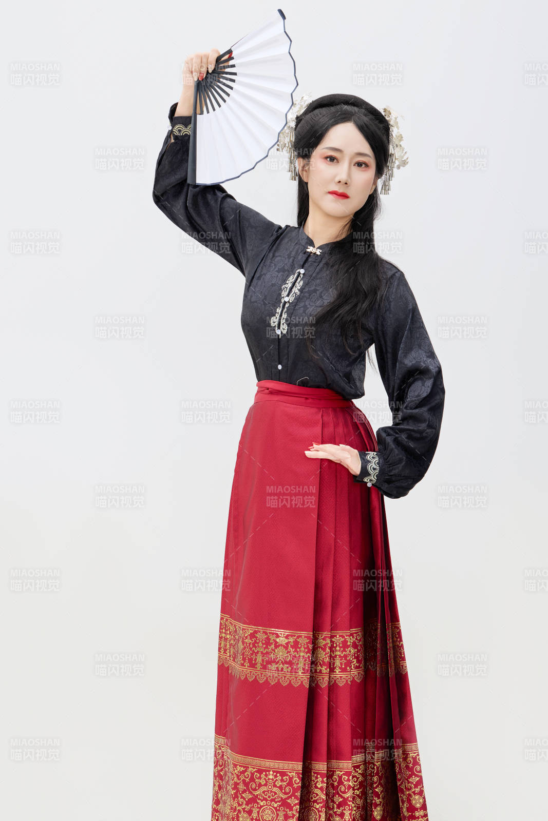 黑色背景下穿着中国明制汉服的中国女性图片