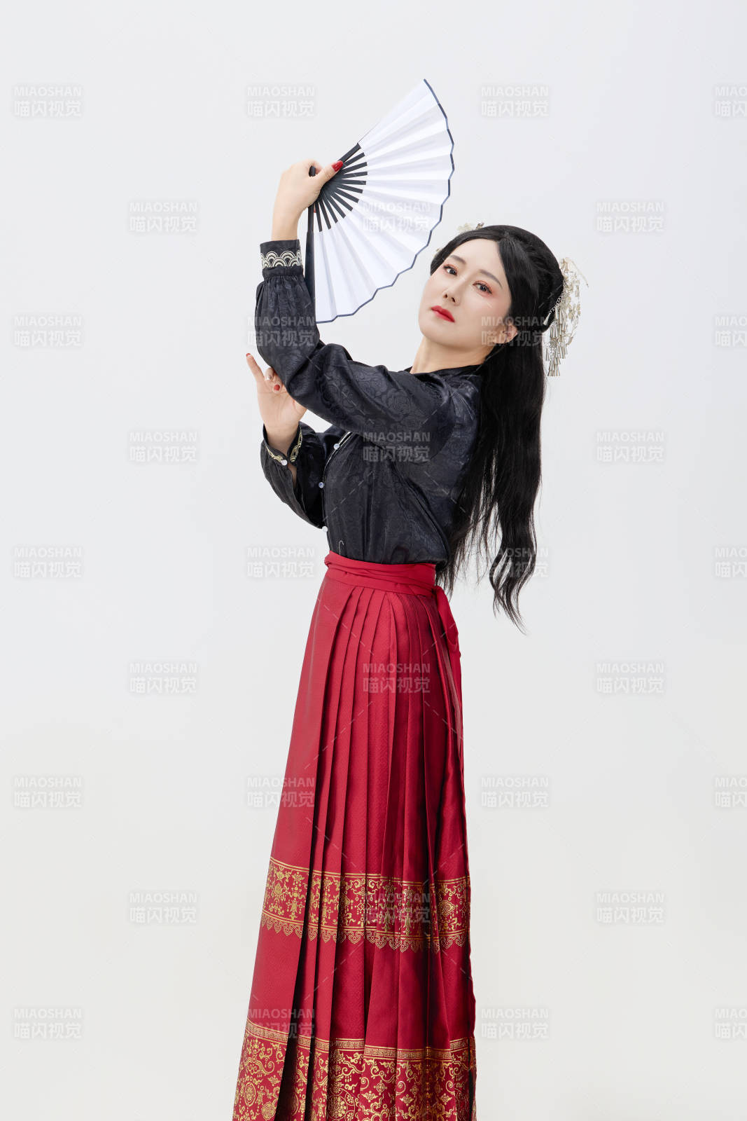 黑色背景下穿著中國明制漢服的中國女性