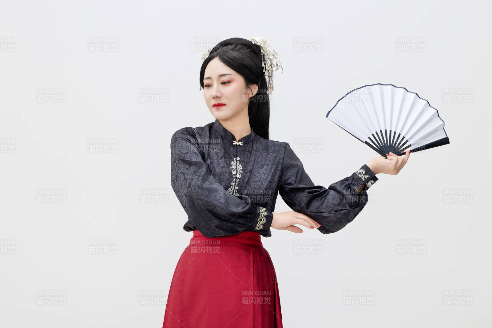 黑色背景下穿著中國明制漢服的中國女性