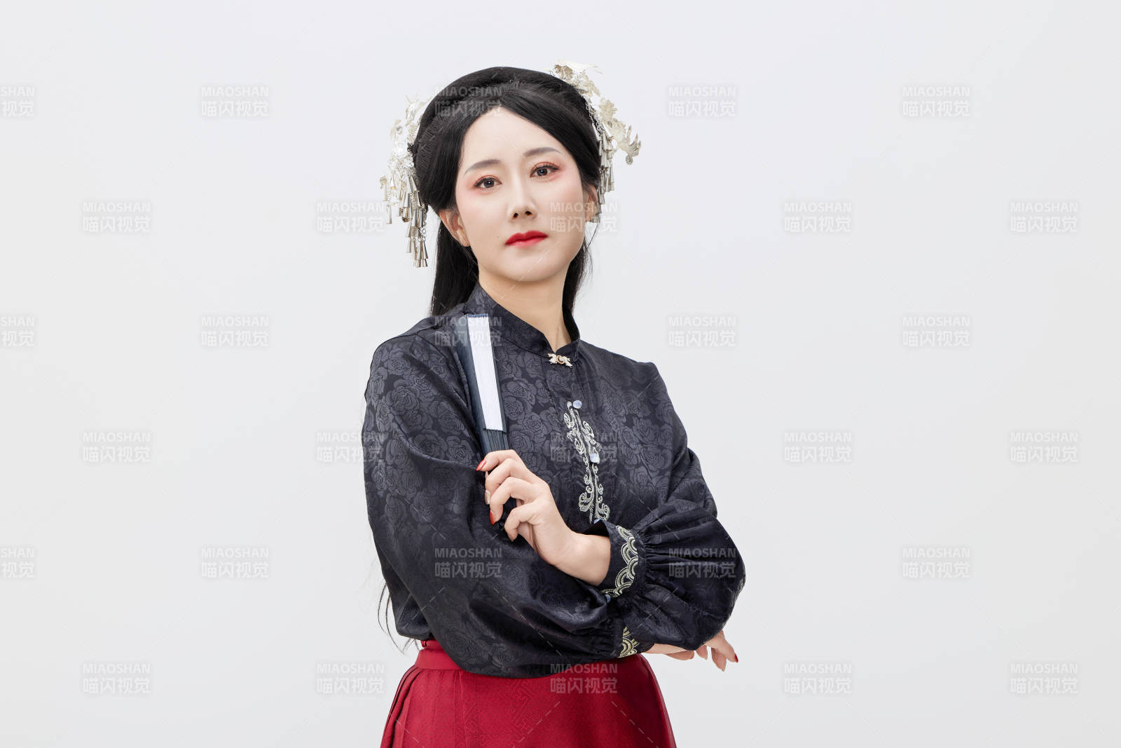 黑色背景下穿著中國明制漢服的中國女性