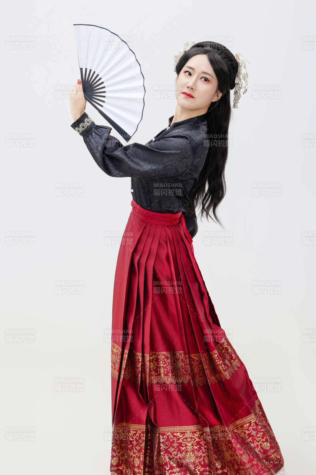 黑色背景下穿著中國明制漢服的中國女性