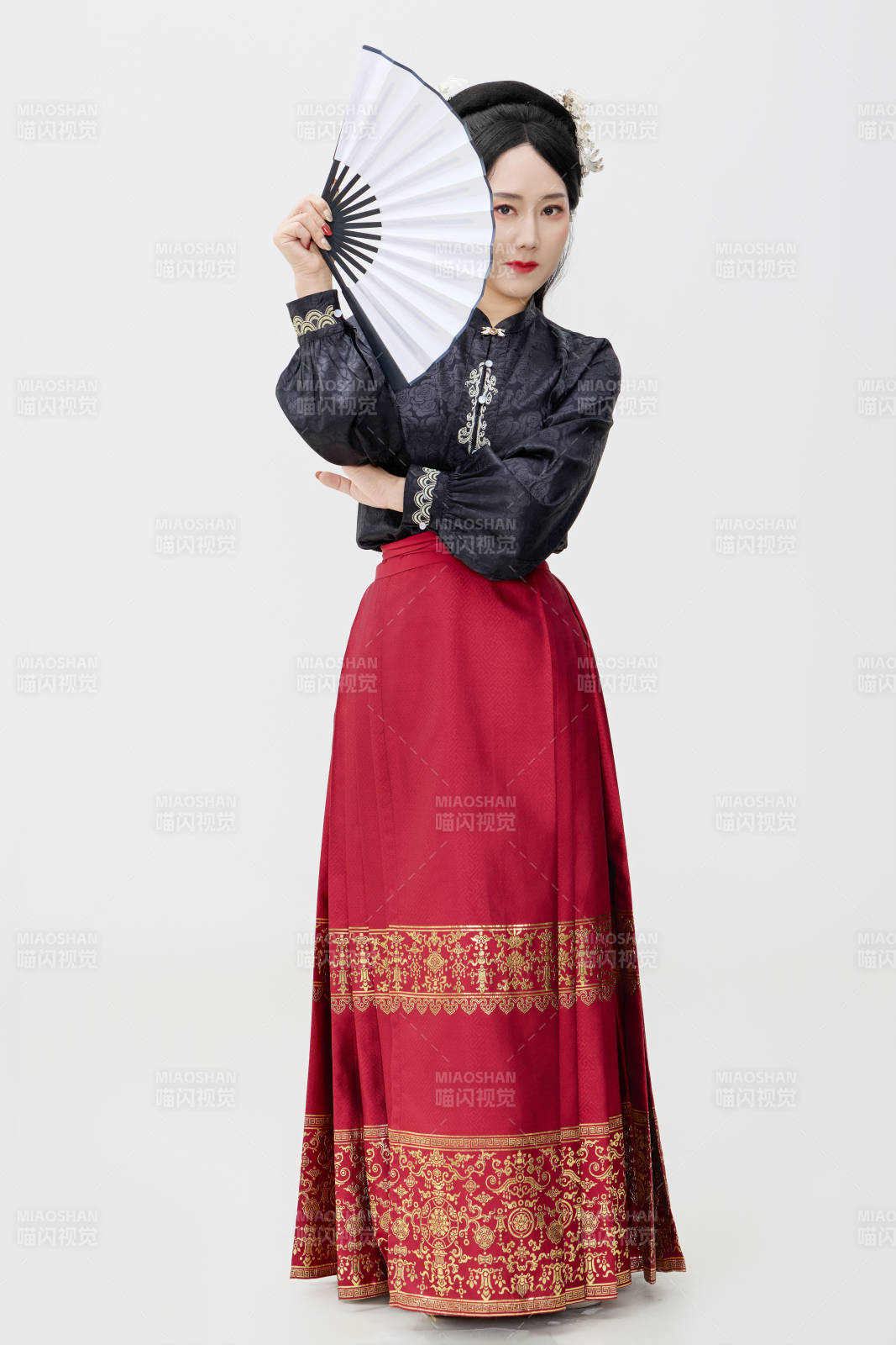 黑色背景下穿著中國明制漢服的中國女性