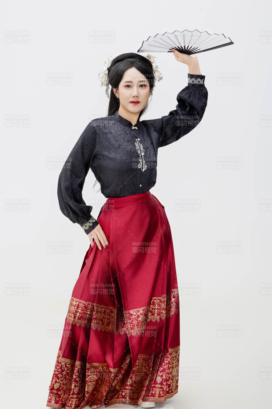 黑色背景下穿著中國明制漢服的中國女性