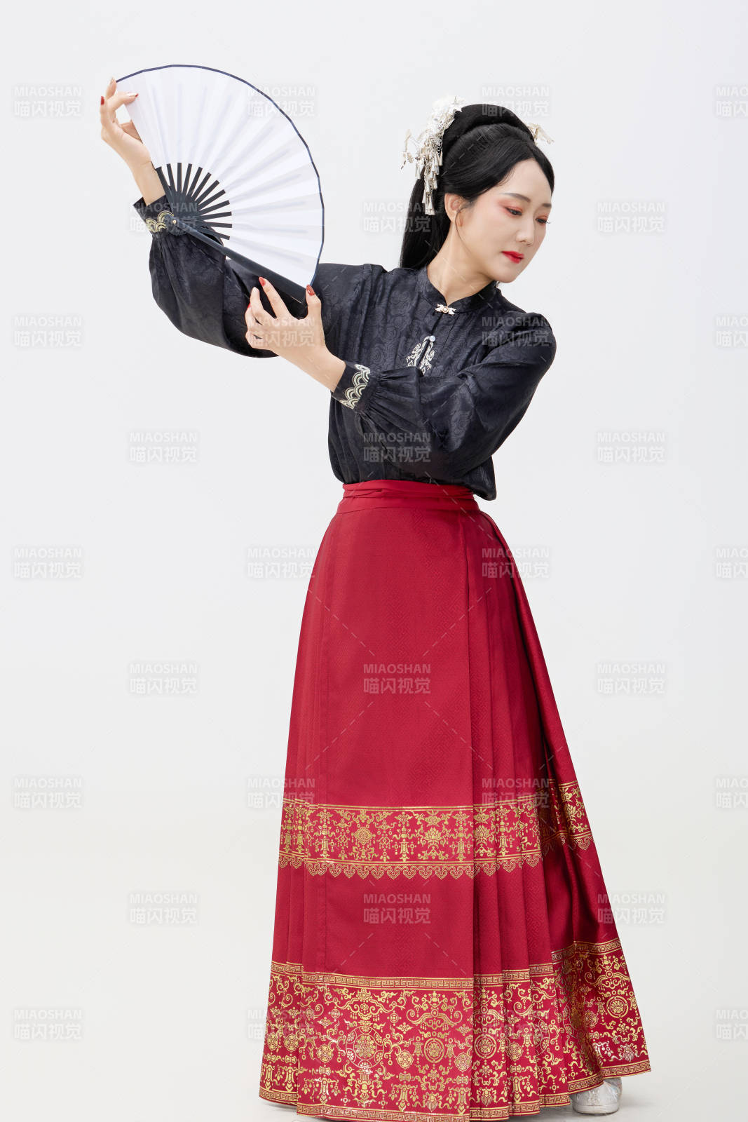 黑色背景下穿著中國明制漢服的中國女性