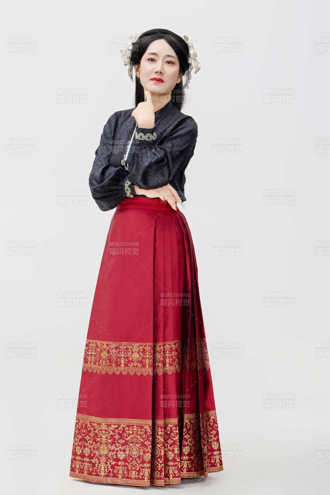 黑色背景下穿著中國明制漢服的中國女性