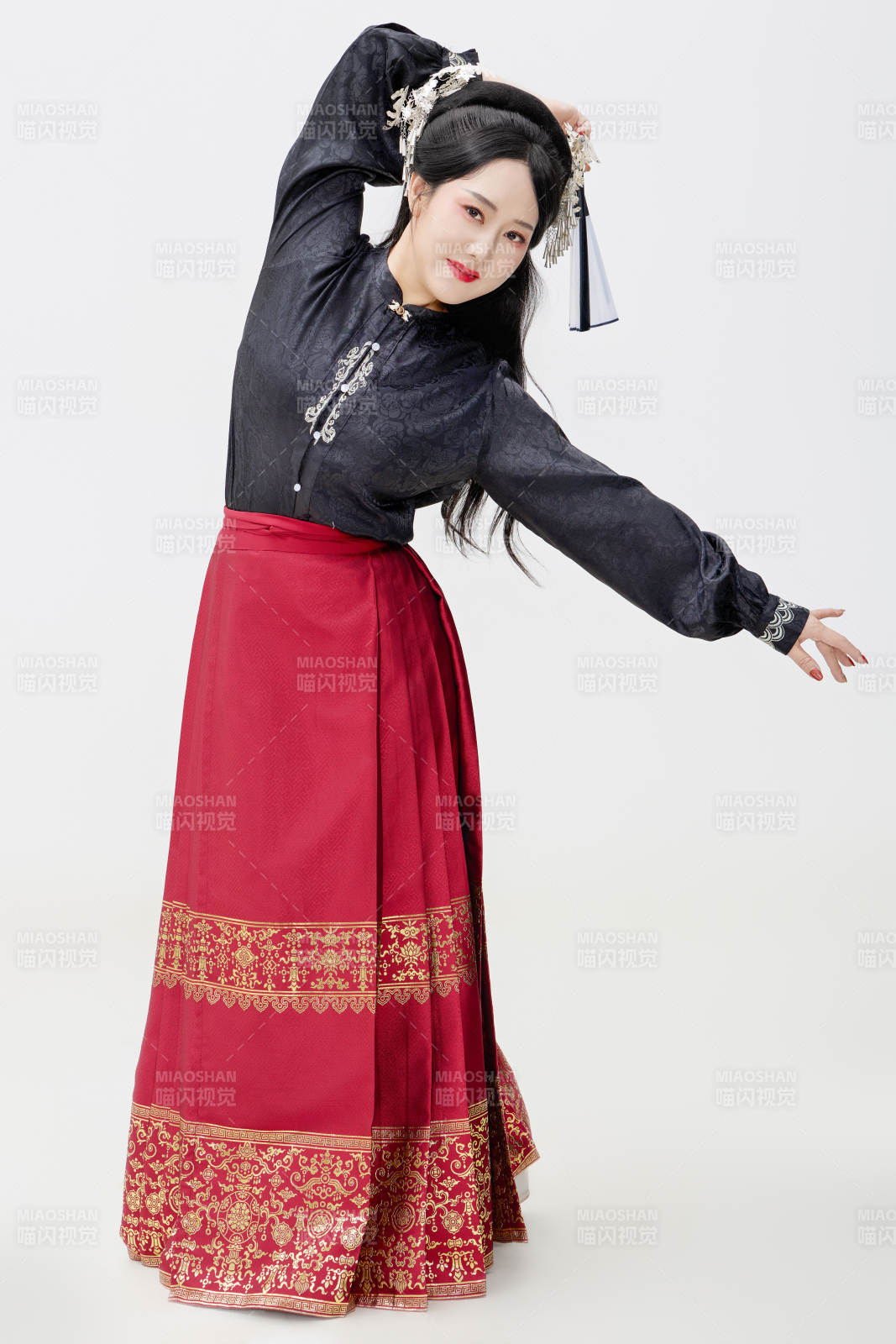 黑色背景下穿著中國明制漢服的中國女性