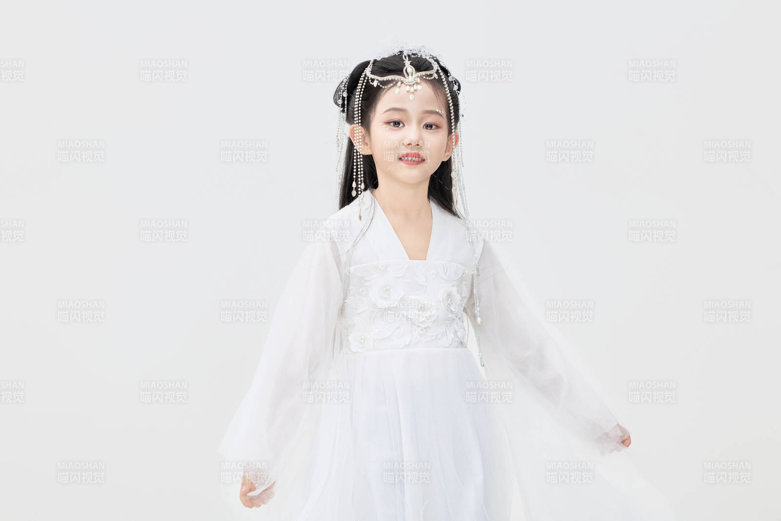 黑色背景下穿着中国明制汉服的中国女童