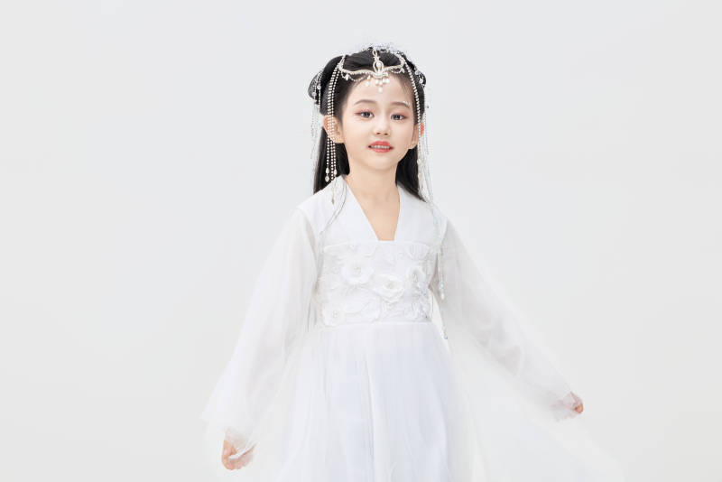 黑色背景下穿着中国明制汉服的中国女童