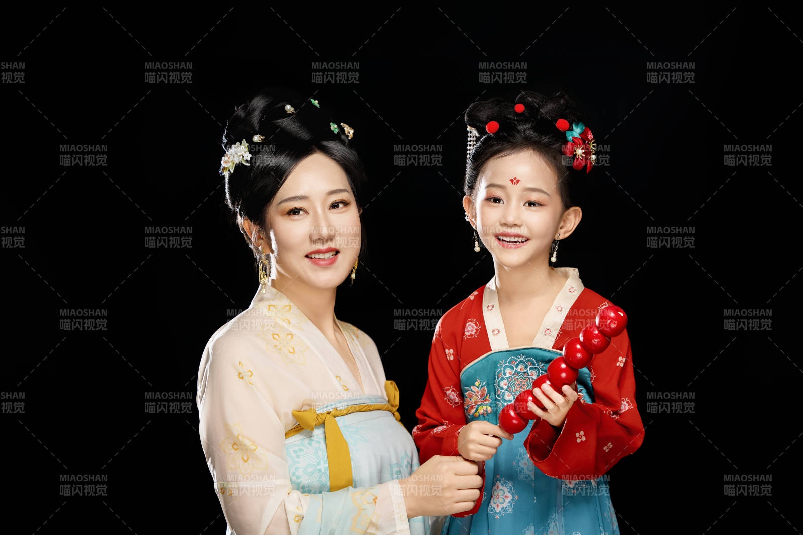 黑色背景下漢服裝扮的中國母女親子人像