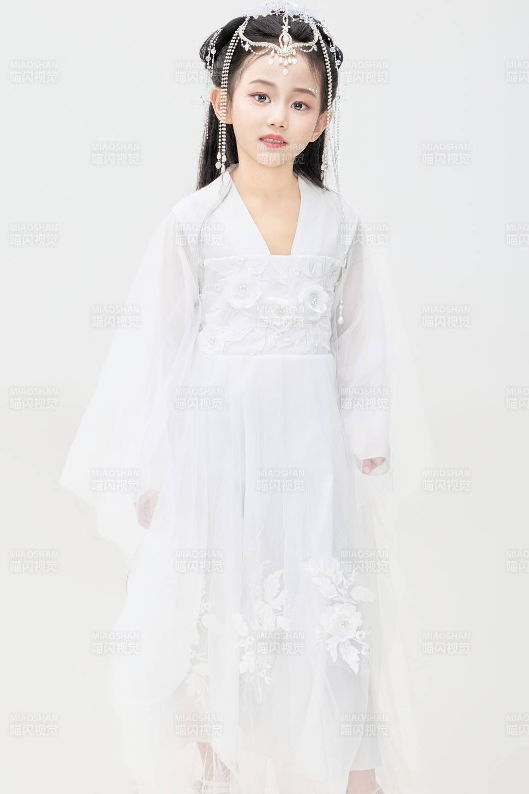 黑色背景下穿著中國明制漢服的中國女童