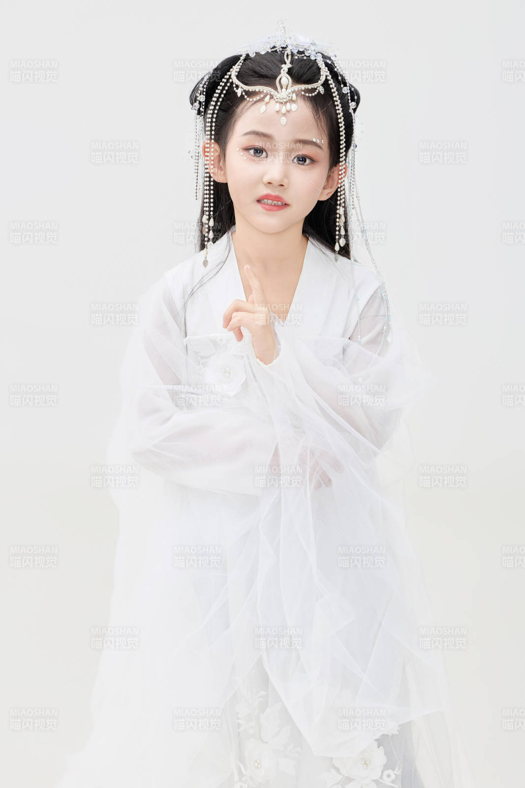 黑色背景下穿着中国明制汉服的中国女童