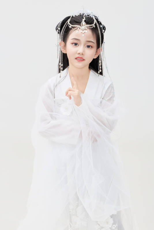 黑色背景下穿着中国明制汉服的中国女童