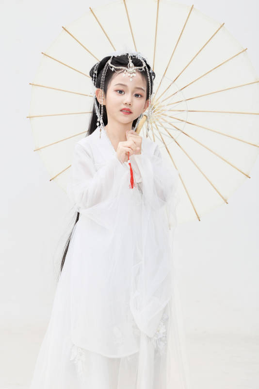 黑色背景下穿着中国明制汉服的中国女童