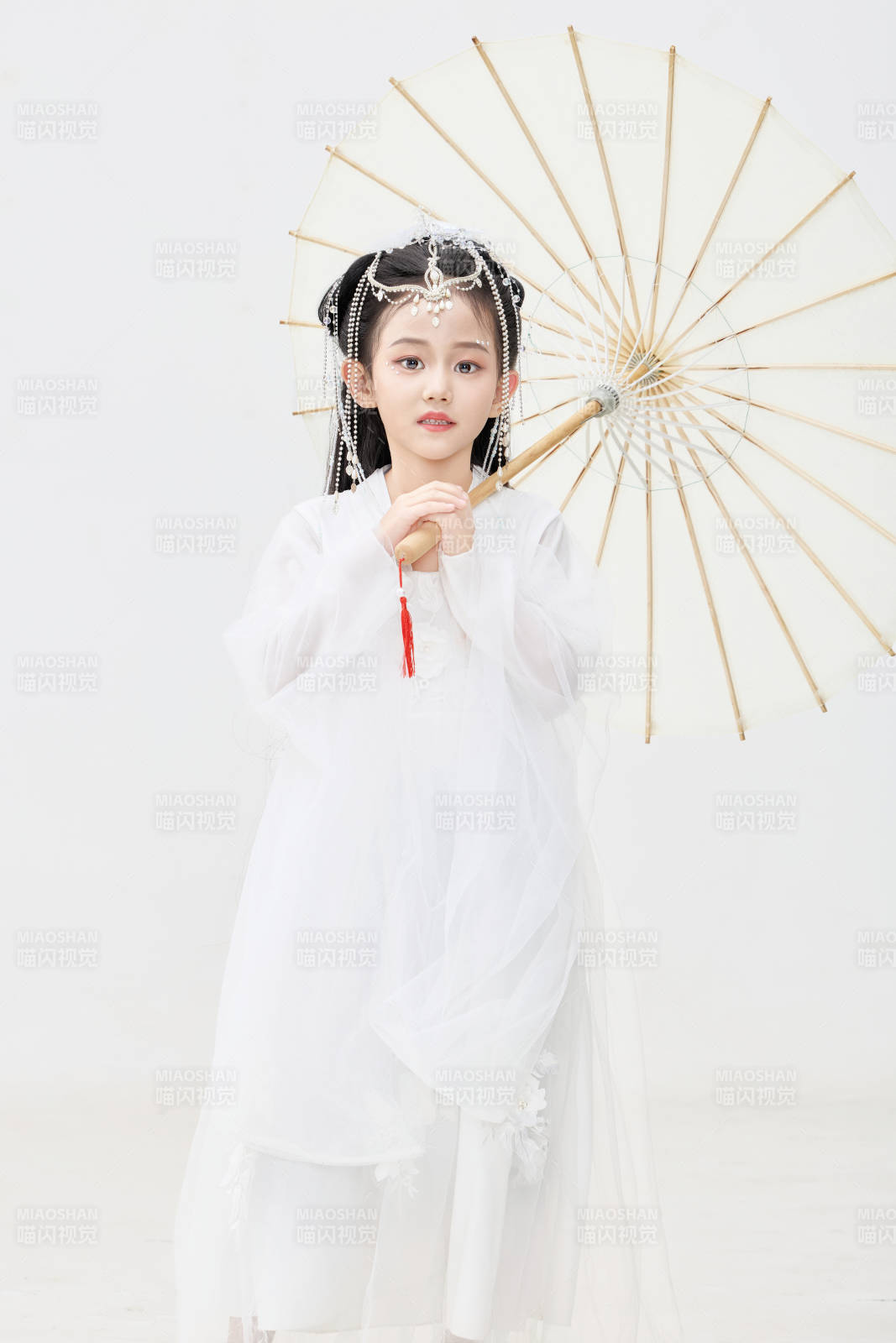 黑色背景下穿著中國明制漢服的中國女童