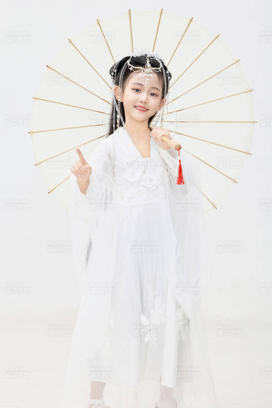 黑色背景下穿著中國明制漢服的中國女童