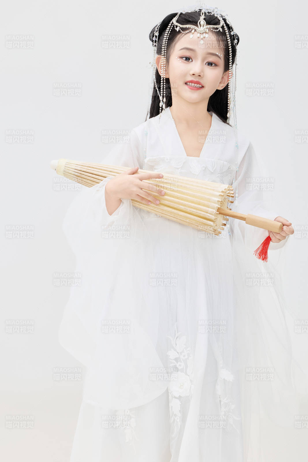 黑色背景下穿著中國明制漢服的中國女童