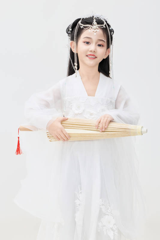 黑色背景下穿着中国明制汉服的中国女童