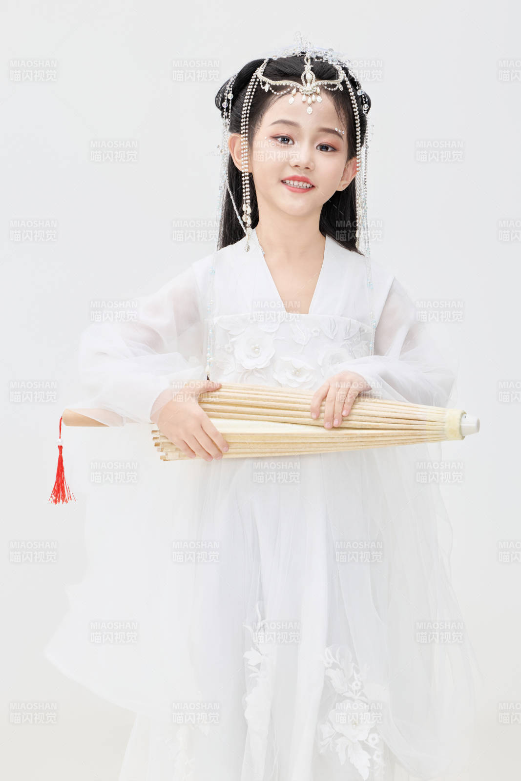 黑色背景下穿着中国明制汉服的中国女童