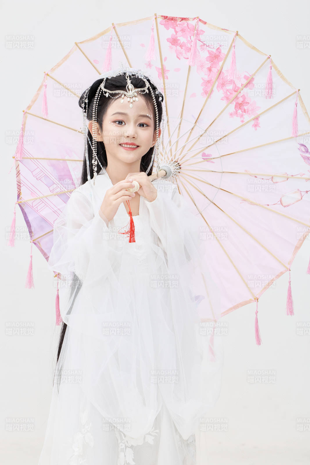 黑色背景下穿著中國明制漢服的中國女童