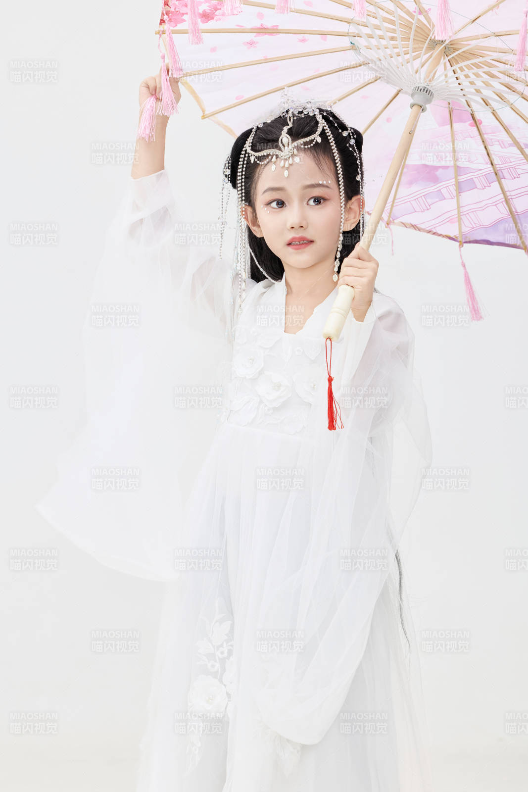 黑色背景下穿著中國明制漢服的中國女童