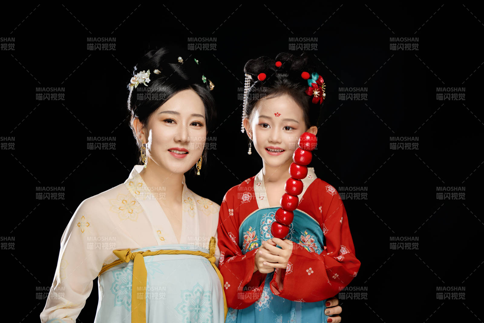 黑色背景下汉服装扮的中国母女亲子人像