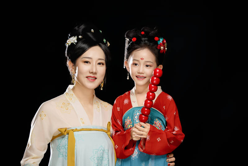 黑色背景下汉服装扮的中国母女亲子人像