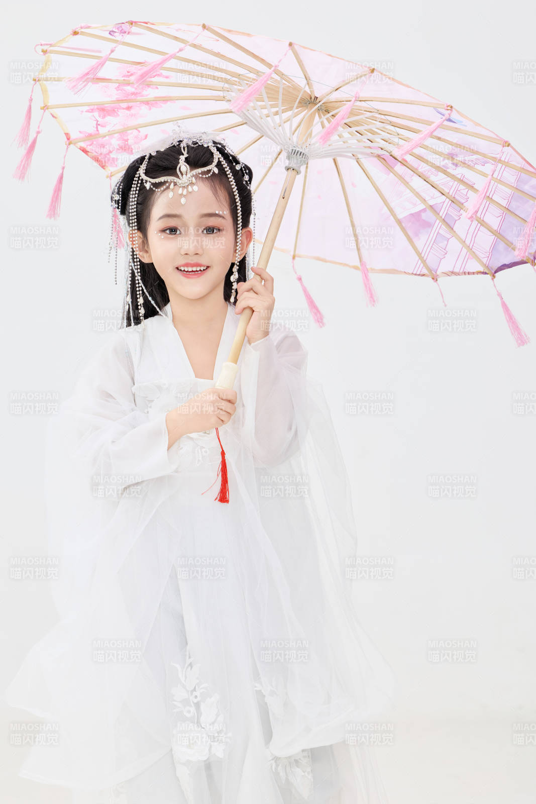 黑色背景下穿著中國明制漢服的中國女童