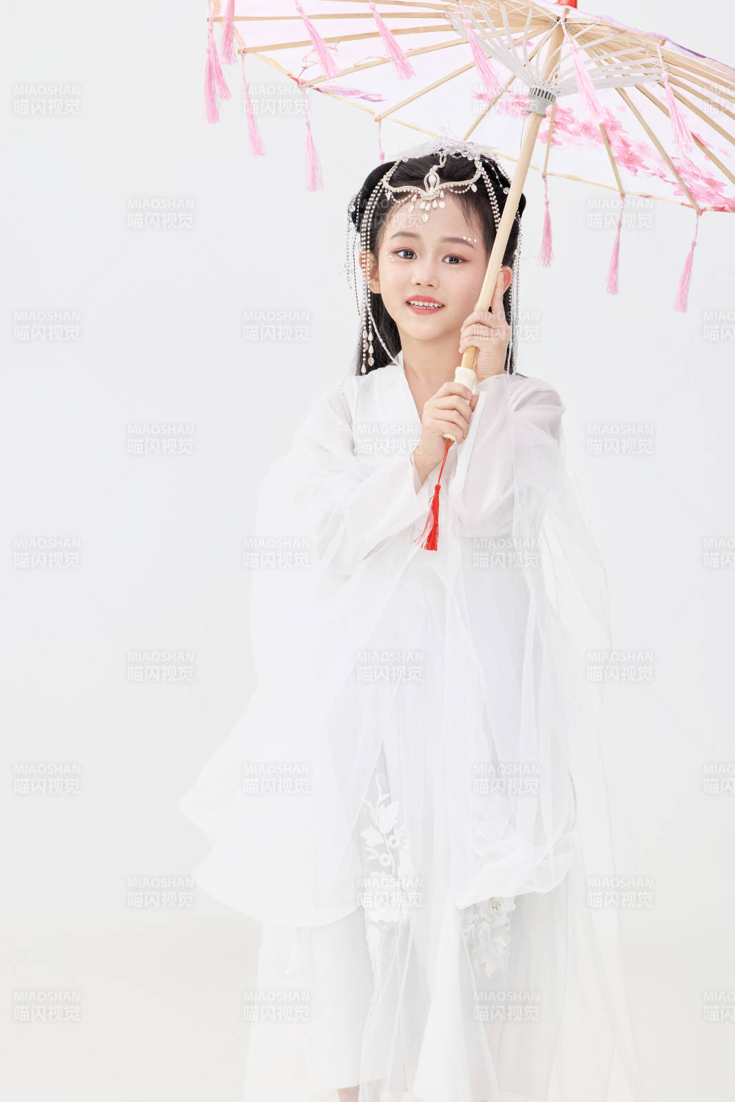 黑色背景下穿著中國明制漢服的中國女童