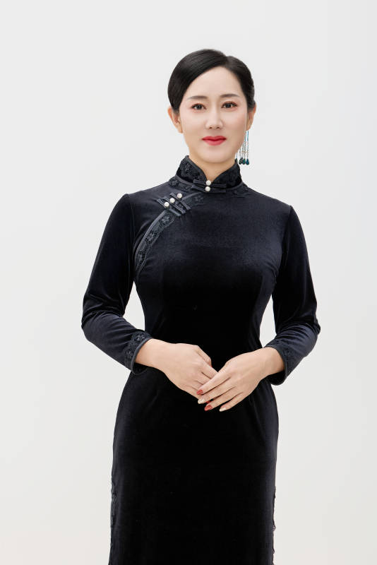 穿着中式旗袍的亚洲成年女性