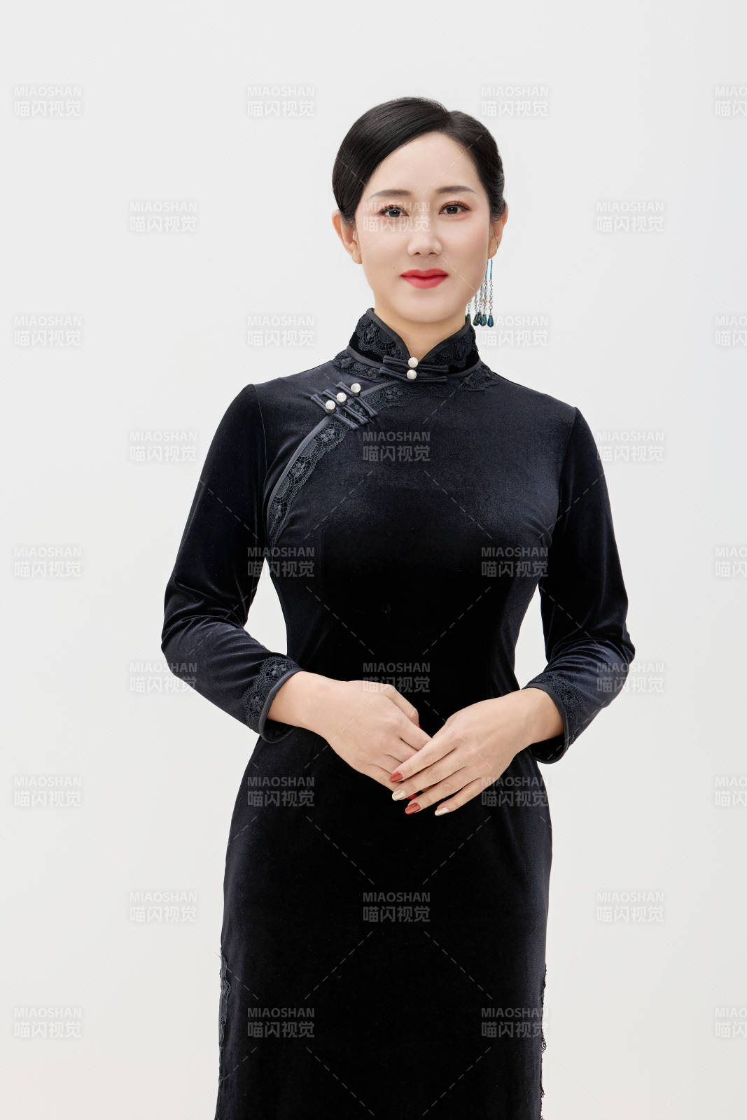 穿着中式旗袍的亚洲成年女性