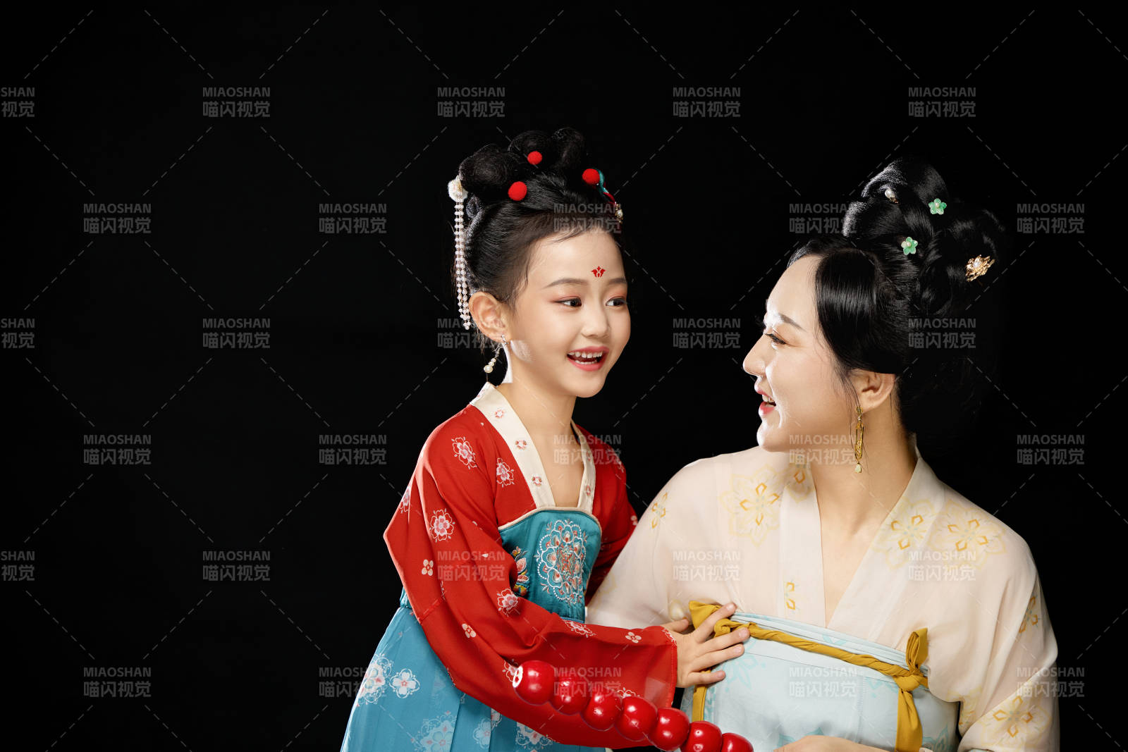 黑色背景下漢服裝扮的中國母女親子人像