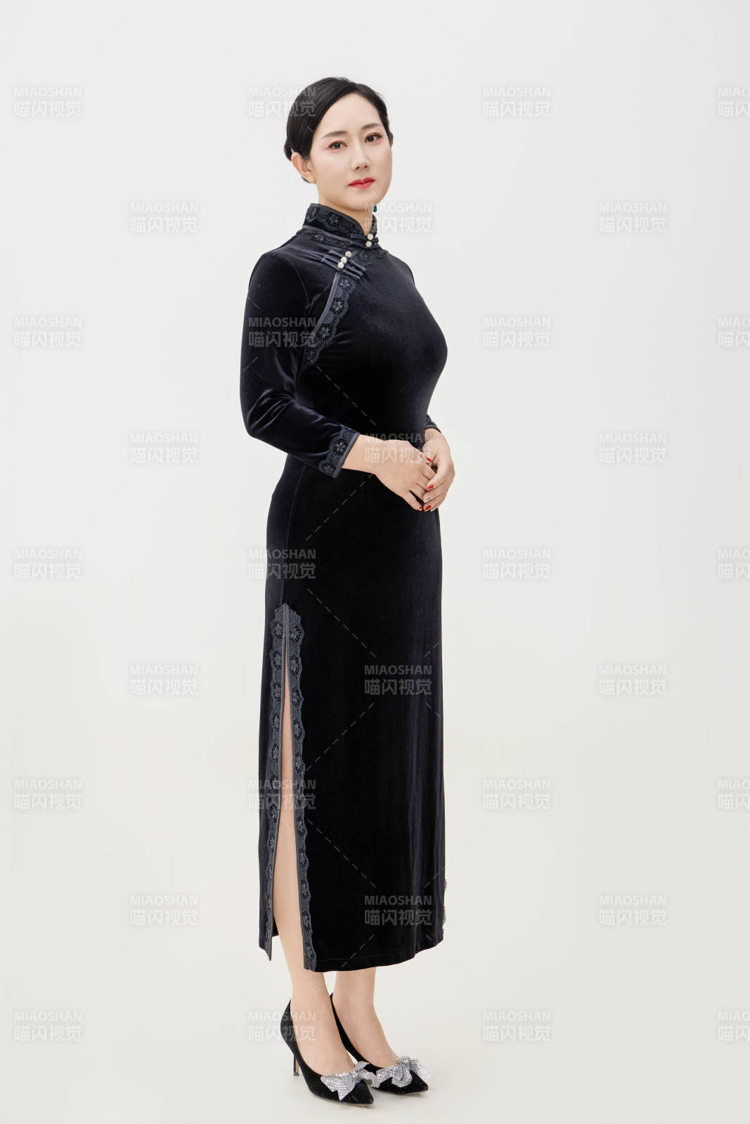 穿著中式旗袍的亞洲成年女性