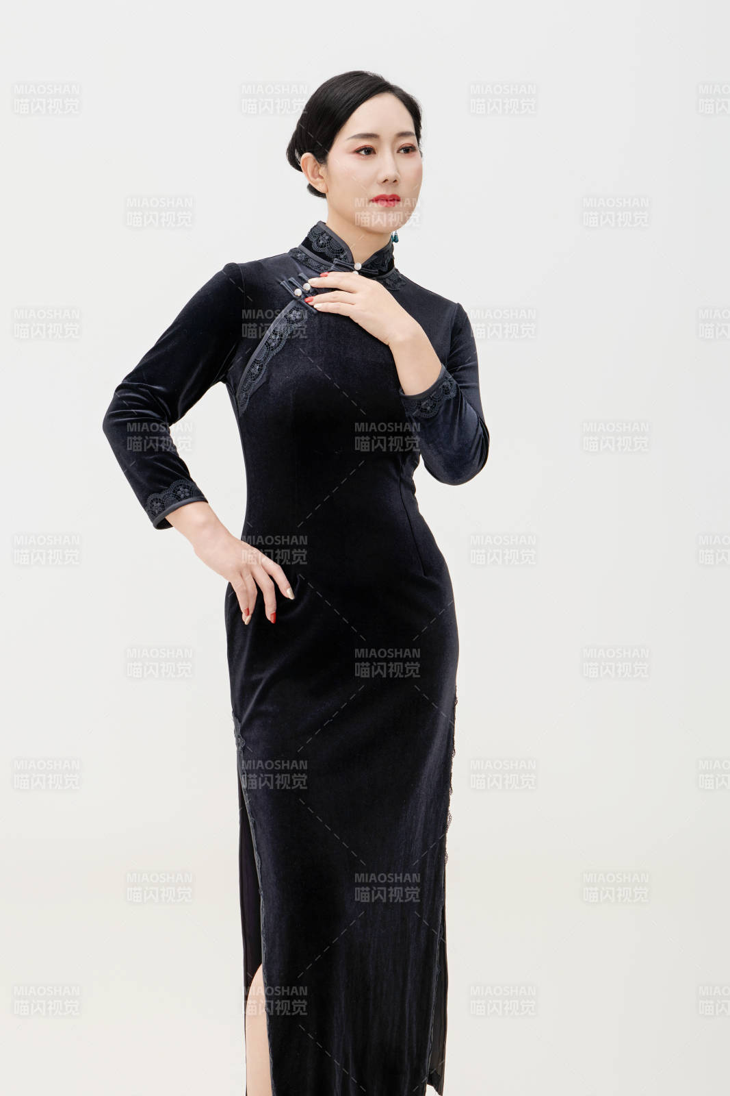 穿着中式旗袍的亚洲成年女性