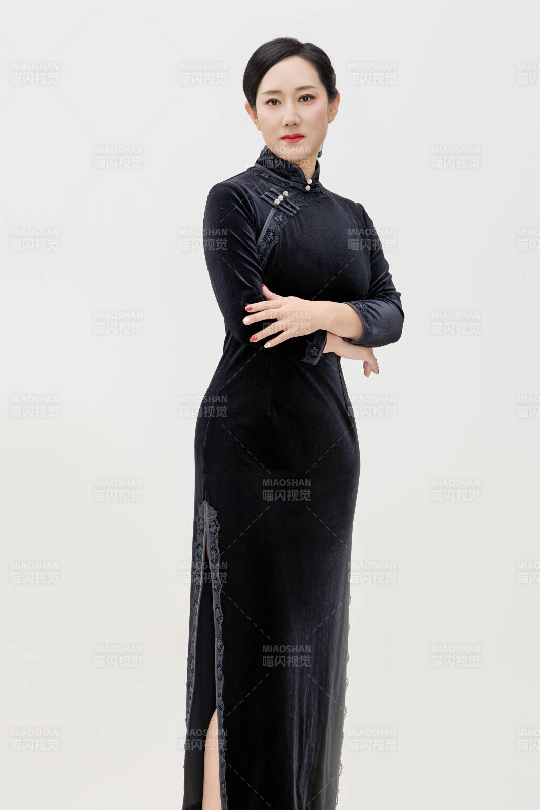 穿着中式旗袍的亚洲成年女性