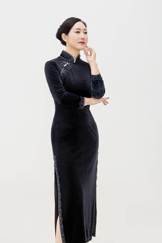 穿着中式旗袍的亚洲成年女性